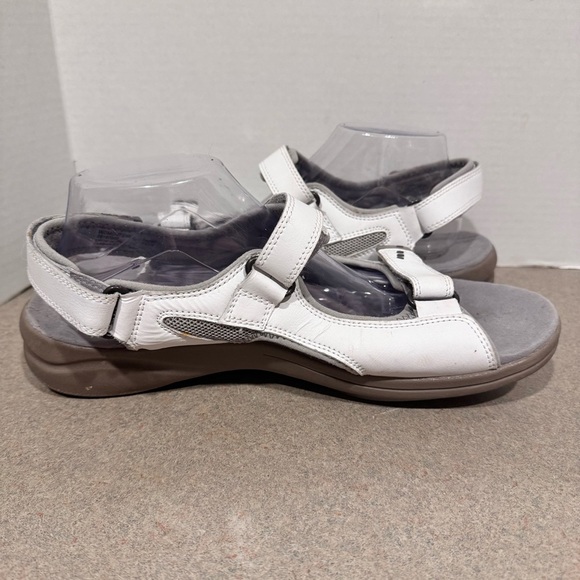 Clarks Women’s White Adjustable Strappy Leather Walking Sandals Size 12 - Picture 5 of 9